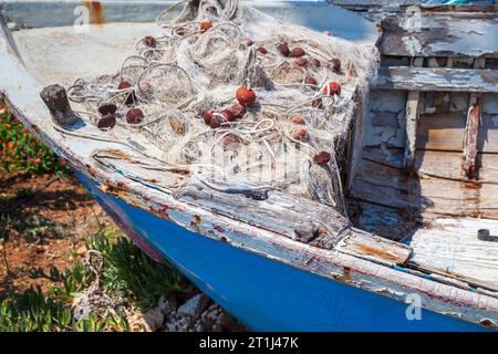 Filets de pêche sur un petit bateau bleu, Santa Maria di Leuca, un village sur la côte Adriatique à la pointe sud de la péninsule du Salento, dans le sud de l'Italie Banque D'Images