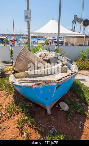 Petit bateau de pêche bleu à Santa Maria di Leuca, un village sur la côte Adriatique à la pointe sud de la péninsule du Salento dans le sud de l'Italie Banque D'Images
