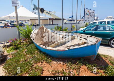 Petit bateau de pêche bleu à Santa Maria di Leuca, un village sur la côte Adriatique à la pointe sud de la péninsule du Salento dans le sud de l'Italie Banque D'Images