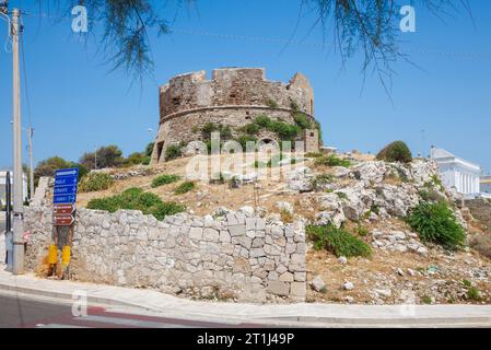 Dead Man's Tower, une tour de guet à Santa Maria di Leuca, un village sur la côte Adriatique à la pointe sud de la péninsule du Salento, dans le sud de l'Italie Banque D'Images