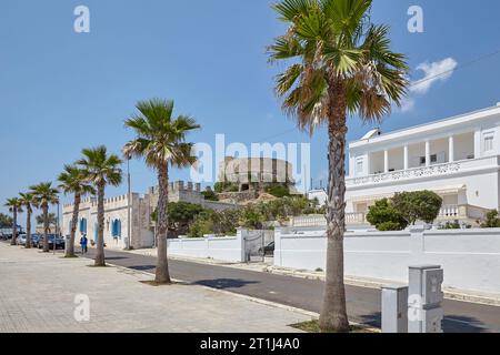 Dead Man's Tower, une tour de guet à Santa Maria di Leuca, un village sur la côte Adriatique à la pointe sud de la péninsule du Salento, dans le sud de l'Italie Banque D'Images