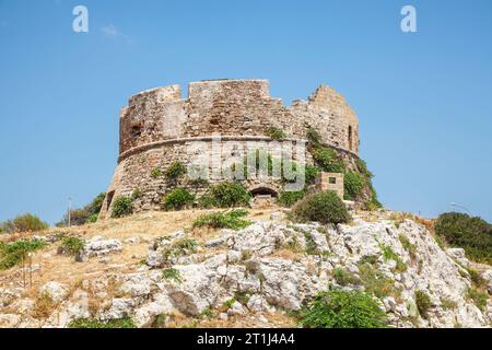 Dead Man's Tower, une tour de guet à Santa Maria di Leuca, un village sur la côte Adriatique à la pointe sud de la péninsule du Salento, dans le sud de l'Italie Banque D'Images