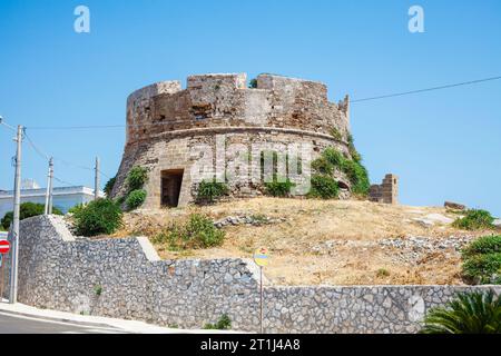 Dead Man's Tower, une tour de guet à Santa Maria di Leuca, un village sur la côte Adriatique à la pointe sud de la péninsule du Salento, dans le sud de l'Italie Banque D'Images