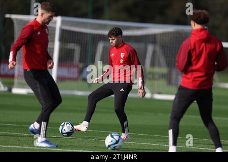 Cardiff, Royaume-Uni. 14 octobre 2023. NECO Williams du pays de Galles lors de l'entraînement de l'équipe de football du pays de Galles à Hensol, Vale of Glamorgan dans le sud du pays de Galles le samedi 14 octobre 2023. L'équipe s'entraîne avant le match de qualification de l'UEFA Euro 2024 contre la Croatie demain. photo par Andrew Orchard/Andrew Orchard photographie sportive/Alamy Live News crédit : Andrew Orchard photographie sportive/Alamy Live News Banque D'Images