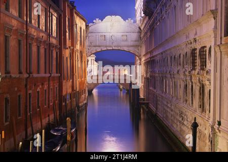 Pont des Soupirs à Venise, Italie à l'heure bleue. Banque D'Images