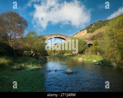 Pont de pierre historique de Cataltepe. Il se trouve sur l'autoroute Uşak-Izmir. C'est une structure de l'architecture seldjoukide. Ponts de pierre historiques de Turquie. Banque D'Images