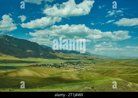 Plateau montagneux, route vers Kazarman, district de la région de Jalal-Abad à l'ouest du Kirghizistan Banque D'Images