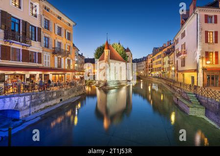 Annecy, France sur la rivière Thiou la nuit. Banque D'Images