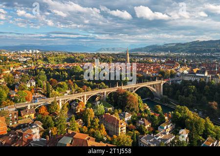 Berne, Suisse vue sur la vieille ville avec début de feuillage d'automne. Banque D'Images