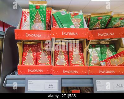 Supermarché de Noël festive desserts de Savorina sur un affichage de supermarché Lidl avec des prix en euros. Banque D'Images