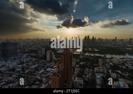 Bangkok, Bangkok, Thaïlande. 14 octobre 2023. Le soleil se couche sur Bangkok, en Thaïlande, alors que les nuages de tempête se rassemblent pendant la saison annuelle de la mousson. (Image de crédit : © Adryel Talamantes/ZUMA Press Wire) USAGE ÉDITORIAL SEULEMENT! Non destiné à UN USAGE commercial ! Banque D'Images