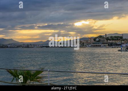 Blick von der Croisette am Abend auf die Altstadt und den Palais des Festivals, Yachten während des Cannes Yachting Festival, Links hinten Esterel-Gebirge, Cannes, Département Alpes-Maritimes, région Provence-Alpes-Côte d'Azur, Frankreich, Mittelmeer *** vue depuis la Croisette en soirée sur la vieille ville et le Palais des Festivals, Yachts pendant le Yachting Festival de Cannes, montagnes de l'Esterel à l'arrière gauche, Cannes, département des Alpes Maritimes, région Provence Alpes Côte d'Azur, France, Mer Méditerranée Banque D'Images