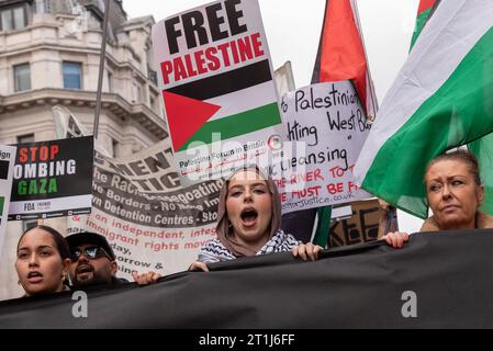 Regent Street, Londres, Royaume-Uni. 14 octobre 2023. Une manifestation a lieu contre l'escalade de l'action militaire dans la bande de Gaza alors que le conflit entre Israël et le Hamas se poursuit. Organisés par des groupes tels que Palestine Solidarity Campaign et Stop the War Coalition, intitulés « manifestation nationale : Marche pour la Palestine » et avec des appels à « mettre fin à la violence » et à « mettre fin à l’apartheid », les manifestants se sont rassemblés devant la BBC à Portland place et marchent sur Regent Street Banque D'Images