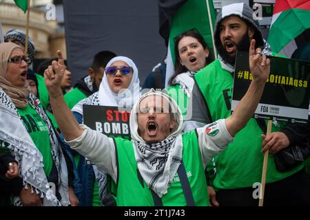 Londres, Angleterre, Royaume-Uni. 14 octobre 2023. Des milliers de personnes défilent dans le centre de Londres pour protester en faveur de la Palestine alors qu'Israël prépare l'invasion de Gaza. (Image de crédit : © Tayfun Salci/ZUMA Press Wire) USAGE ÉDITORIAL SEULEMENT! Non destiné à UN USAGE commercial ! Banque D'Images