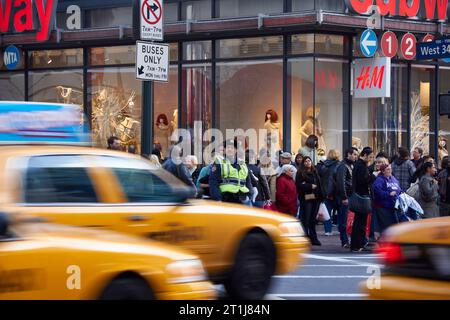 New York Traffic COP dirige le trafic pendant les heures de pointe, New York City. Banque D'Images