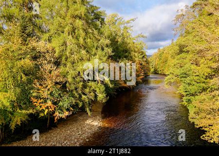 Pont d'Avon au-dessus de la rivière Avon à Ballindalloch dans le Moray la rivière du pont avec des arbres aux premières couleurs automnales Banque D'Images