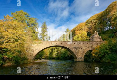 Pont d'Avon au-dessus de la rivière Avon à Ballindalloch dans le Moray le pont de pierre et les arbres aux premières couleurs automnales Banque D'Images