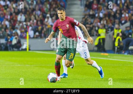 Joao Cancelo du Portugal lors de l'UEFA Euro 2024, qualifications européennes, Groupe J, match de football entre le Portugal et la Slovaquie le 13 octobre 2023 à l'Estadio do Dragao à Porto, Portugal crédit : Agence photo indépendante/Alamy Live News Banque D'Images