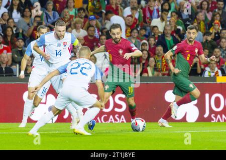 Bernardo Silva du Portugal et Milan Skriniar, Stanislav Lobotka de Slovaquie lors de l'UEFA Euro 2024, qualifications européennes, Groupe J, match de football entre le Portugal et la Slovaquie le 13 octobre 2023 à l'Estadio do Dragao à Porto, Portugal crédit : Agence photo indépendante/Alamy Live News Banque D'Images