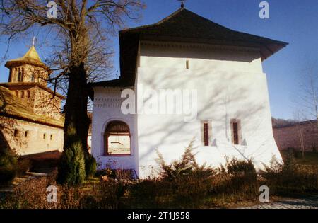 Comté d'Arges, Roumanie, 2000. Vue extérieure de l'église de l'Annonciation au monastère de Cotmeana, monument historique du 14e siècle. Banque D'Images