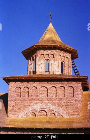 Comté d'Arges, Roumanie, 2000. Extérieur de la nouvelle église du monastère de Cotmeana. Banque D'Images