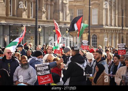 Manifestation de paix Israël-Palestine, Monument de Greay, la situation en Israël et en Palestine évolue activement, tout comme les besoins des civils dans la région. Le groupe terroriste Hamas a lancé une attaque terroriste contre Israël le 7 octobre qui a tué plus de 1 200 personnes. Newcastle upon Tyne, Royaume-Uni, 14 octobre 2023, crédit : DEW/Alamy Live News Banque D'Images