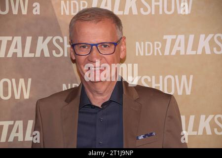 Günther Jauch BEI der Aufzeichnung der 1000. NDR Talk Show im NDR Fernsehstudio Lokstedt. Moderiert wurde die 1000. Jubiläumssendung von Barbara Schöneberger und Hubertus Meyer-Burckhardt. Hamburg, der 13.10.2023 Günther Jauch BEI der Aufzeichnung der NDR Talk Show im NDR Fernsehstudio Lokstedt., Hmburg-Lokstedt Hamburg Deutschland NDR Talk Show *** Günther Jauch à l'enregistrement du NDR Talk Show 1000 dans le studio de télévision NDR Lokstedt le spectacle anniversaire 1000 a été animé par Barbara Schöneberger et Hubertus Meyer Burckhardt Hamburg, le 13 10 2023 Günther Jauch à l'enregistrement du Banque D'Images