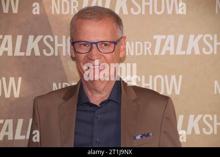 Günther Jauch BEI der Aufzeichnung der 1000. NDR Talk Show im NDR Fernsehstudio Lokstedt. Moderiert wurde die 1000. Jubiläumssendung von Barbara Schöneberger und Hubertus Meyer-Burckhardt. Hamburg, der 13.10.2023 Günther Jauch BEI der Aufzeichnung der NDR Talk Show im NDR Fernsehstudio Lokstedt., Hmburg-Lokstedt Hamburg Deutschland NDR Talk Show *** Günther Jauch à l'enregistrement du NDR Talk Show 1000 dans le studio de télévision NDR Lokstedt le spectacle anniversaire 1000 a été animé par Barbara Schöneberger et Hubertus Meyer Burckhardt Hamburg, le 13 10 2023 Günther Jauch à l'enregistrement du Banque D'Images