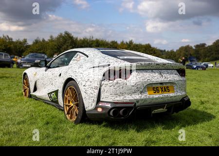 Ferrari 812 Superfast, record du monde Guinness tentative pour le plus de signatures sur une supercar exposée au salon privé Concours d’Elégance. Banque D'Images