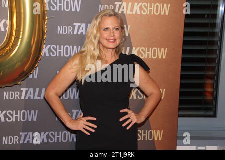 Barbara Schöneberger BEI der Aufzeichnung der 1000. NDR Talk Show im NDR Fernsehstudio Lokstedt. Moderiert wurde die 1000. Jubiläumssendung von Barbara Schöneberger und Hubertus Meyer-Burckhardt. Hamburg, der 13.10.2023 Barbara Schöneberger BEI der Aufzeichnung der NDR Talk Show im NDR Fernsehstudio Lokstedt., Hmburg-Lokstedt Hamburg Deutschland NDR Talk Show *** Barbara Schöneberger lors de l'enregistrement du NDR Talk Show 1000 dans le studio de télévision NDR Lokstedt le spectacle anniversaire 1000 a été présenté par Barbara Schöneberger et Hubertus Meyer Burckhardt Hamburg, la Barbara Schöneber 13 10 2023 Banque D'Images