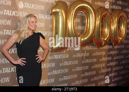 Barbara Schöneberger BEI der Aufzeichnung der 1000. NDR Talk Show im NDR Fernsehstudio Lokstedt. Moderiert wurde die 1000. Jubiläumssendung von Barbara Schöneberger und Hubertus Meyer-Burckhardt. Hamburg, der 13.10.2023 Barbara Schöneberger BEI der Aufzeichnung der NDR Talk Show im NDR Fernsehstudio Lokstedt., Hmburg-Lokstedt Hamburg Deutschland NDR Talk Show *** Barbara Schöneberger lors de l'enregistrement du NDR Talk Show 1000 dans le studio de télévision NDR Lokstedt le spectacle anniversaire 1000 a été présenté par Barbara Schöneberger et Hubertus Meyer Burckhardt Hamburg, la Barbara Schöneber 13 10 2023 Banque D'Images