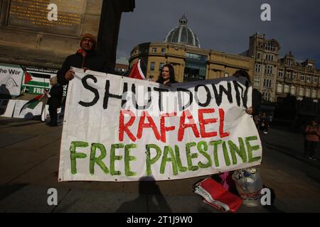 Manifestation de paix Israël-Palestine, Monument de Greay, la situation en Israël et en Palestine évolue activement, tout comme les besoins des civils dans la région. Le groupe terroriste Hamas a lancé une attaque terroriste contre Israël le 7 octobre qui a tué plus de 1 200 personnes. Newcastle upon Tyne, Royaume-Uni, 14 octobre 2023, crédit : DEW/Alamy Live News Banque D'Images