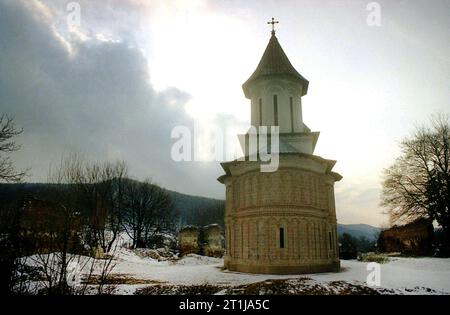 Tutana, comté d'Arges, Roumanie, 2000. Vue extérieure de St. Église Athanase au monastère de Tutana, monument historique du 15e siècle. Banque D'Images