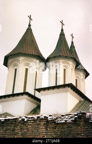 Tutana, comté d'Arges, Roumanie, 2000. Les tours de St. Église Athanase au monastère de Tutana, monument historique du 15e siècle. Banque D'Images