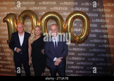 NDR intendant Joachim Knuth, Barbara Schoeneberger und Hubertus Meyer-Burckhardt BEI der Aufzeichnung der 1000. NDR Talk Show im NDR Fernsehstudio Lokstedt. Moderiert wurde die 1000. Jubiläumssendung von Barbara Schöneberger und Hubertus Meyer-Burckhardt. Hamburg, der 13.10.2023 NDR Intendant Joachim Knuth, Barbara Schoeneberger und Hubertus Meyer-Burckhardt BEI der Aufzeichnung der NDR Talk Show im NDR Fernsehstudio Lokstedt., Hmburg-Lokstedt Hamburg Deutschland NDR Talk Show *** Directeur général Joachim Knuth, Barbara Schoeneberger et Hubertus Meyer Burckhardt lors de NDR lors de 10 Banque D'Images