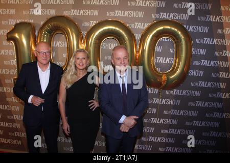 NDR intendant Joachim Knuth, Barbara Schoeneberger und Hubertus Meyer-Burckhardt BEI der Aufzeichnung der 1000. NDR Talk Show im NDR Fernsehstudio Lokstedt. Moderiert wurde die 1000. Jubiläumssendung von Barbara Schöneberger und Hubertus Meyer-Burckhardt. Hamburg, der 13.10.2023 NDR Intendant Joachim Knuth, Barbara Schoeneberger und Hubertus Meyer-Burckhardt BEI der Aufzeichnung der NDR Talk Show im NDR Fernsehstudio Lokstedt., Hmburg-Lokstedt Hamburg Deutschland NDR Talk Show *** Directeur général Joachim Knuth, Barbara Schoeneberger et Hubertus Meyer Burckhardt lors de NDR lors de 10 Banque D'Images