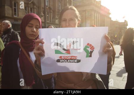 Manifestation de paix Israël-Palestine, Monument de Greay, la situation en Israël et en Palestine évolue activement, tout comme les besoins des civils dans la région. Le groupe terroriste Hamas a lancé une attaque terroriste contre Israël le 7 octobre qui a tué plus de 1 200 personnes. Newcastle upon Tyne, Royaume-Uni, 14 octobre 2023, crédit : DEW/Alamy Live News Banque D'Images