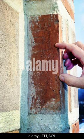 Tutana, comté d'Arges, Roumanie, 2000. Vue extérieure de St. Église Athanase au monastère de Tutana, monument historique du 15e siècle. Design étrange sur une brique ancienne sur le mur. Banque D'Images