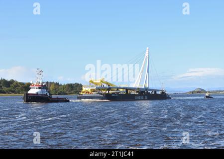 Old Kilpatrick, Glasgow, Écosse. ROYAUME-UNI. 14 octobre 2023La nouvelle travée de pont de Govan à Partick arrive sur la rivière Clyde par barge des pays-Bas à Old Kilpatrick près de Glasgow en Écosse sur son chemin jusqu'à la rivière Govan. Crédit. Douglas Carr/Alamy Live News Banque D'Images