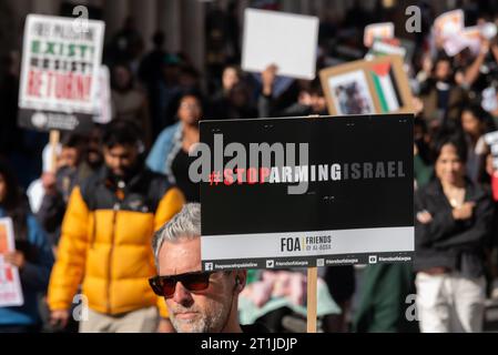 Whitehall, Londres, Royaume-Uni. 14 octobre 2023. Une manifestation a lieu contre l'escalade de l'action militaire dans la bande de Gaza alors que le conflit entre Israël et le Hamas se poursuit. Organisés par des groupes tels que Palestine Solidarity Campaign et Stop the War Coalition, intitulés « manifestation nationale : Marche pour la Palestine » et avec des appels à « mettre fin à la violence » et à « mettre fin à l’apartheid », les manifestants se sont rassemblés devant la BBC à Portland place et marchent vers Whitehall. Arrêtez d'armer Israël pancarte Banque D'Images