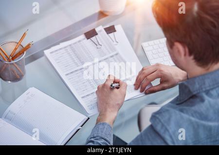 expert juridique avocat professionnel lisant et vérifiant des documents financiers ou un contrat d'assurance Banque D'Images