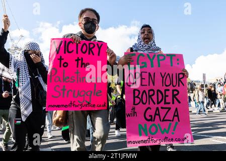 Whitehall, Londres, Royaume-Uni. 14 octobre 2023. Une manifestation a lieu contre l'escalade de l'action militaire dans la bande de Gaza alors que le conflit entre Israël et le Hamas se poursuit. Organisés par des groupes tels que Palestine Solidarity Campaign et Stop the War Coalition, intitulés « manifestation nationale : Marche pour la Palestine » et avec des appels à « mettre fin à la violence » et à « mettre fin à l’apartheid », les manifestants se sont rassemblés devant la BBC à Portland place et marchent vers Whitehall. Affiche frontière égyptienne Banque D'Images