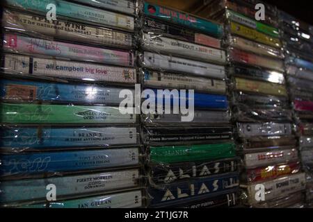 Bantul, Yogyakarta, Indonésie. 14 octobre 2023. Les enregistrements physiques d'albums en format cassette sont présentés dans un magasin de musique appelé Toko Musik Luwes à Bantul. Selon les données publiées par la Recording Industry Association of America (RIAA), les revenus de la musique augmentent, principalement grâce aux services de streaming, mais aussi aux ventes de formats musicaux physiques. Le rapport a constaté que les revenus provenant des formats de musique physique ont progressivement augmenté au fil des ans. Le chiffre d'affaires global de la musique physique a augmenté de 4 pour cent l'an dernier, stimulé par une augmentation de 17 pour cent des disques vinyles. Les sorties physiques de musique continuent Banque D'Images