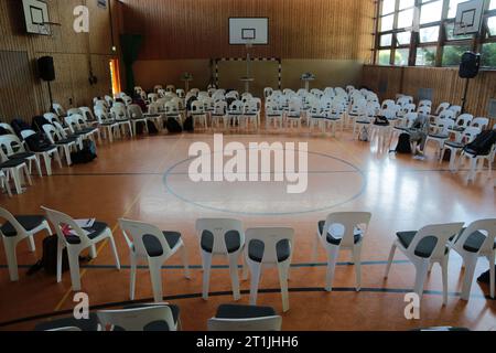 Chaises en plastique blanc lors d'une conférence Banque D'Images