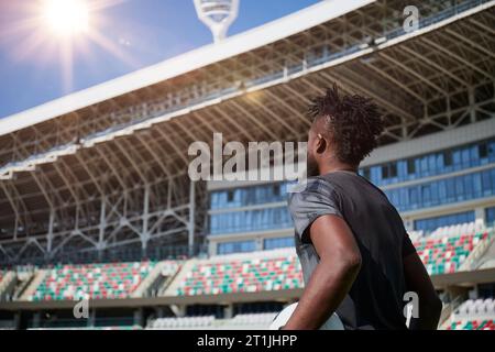 Joueur de football afro-américain en entraînement. Jambes de footballeur en herbe Banque D'Images