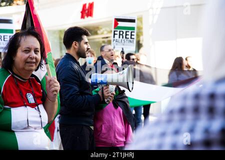 Libre Palestine manifestation centre-ville d'Exeter - un homme et une jeune fille protestent contre le mégaphone à pied Banque D'Images