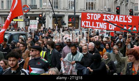 Londres, Royaume-Uni. 14 octobre 2023. Les partisans de la Palestine brandissent des pancartes lors d'un rassemblement à Londres pour condamner les récents combats à Gaza. Des militants pro-palestiniens ont organisé une manifestation à Londres, en Angleterre. Crédit : SOPA Images Limited/Alamy Live News Banque D'Images