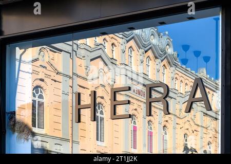 Réflexion sur la fenêtre de verre avec le mot Hera. Élément architectural dans la façade ou le mur extérieur du Théâtre Romea. Banque D'Images