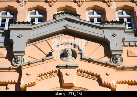 Buste d'une personnalité décorant la structure capitale sur une porte. Élément architectural dans la façade ou le mur extérieur du Théâtre Romea. Banque D'Images