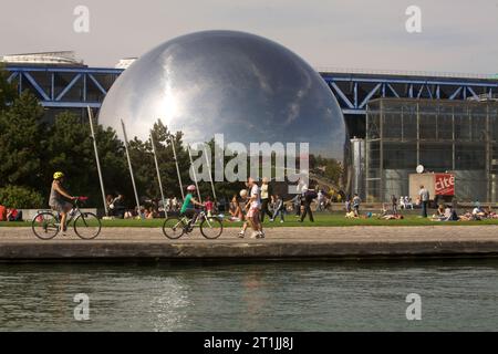 Vélo le long du Canal d'Ourcq, à Paris près de la Cité de la Villette-.- la Géode est derrière, au Musée des Sciences..16 septembre 2012..Photographie Banque D'Images